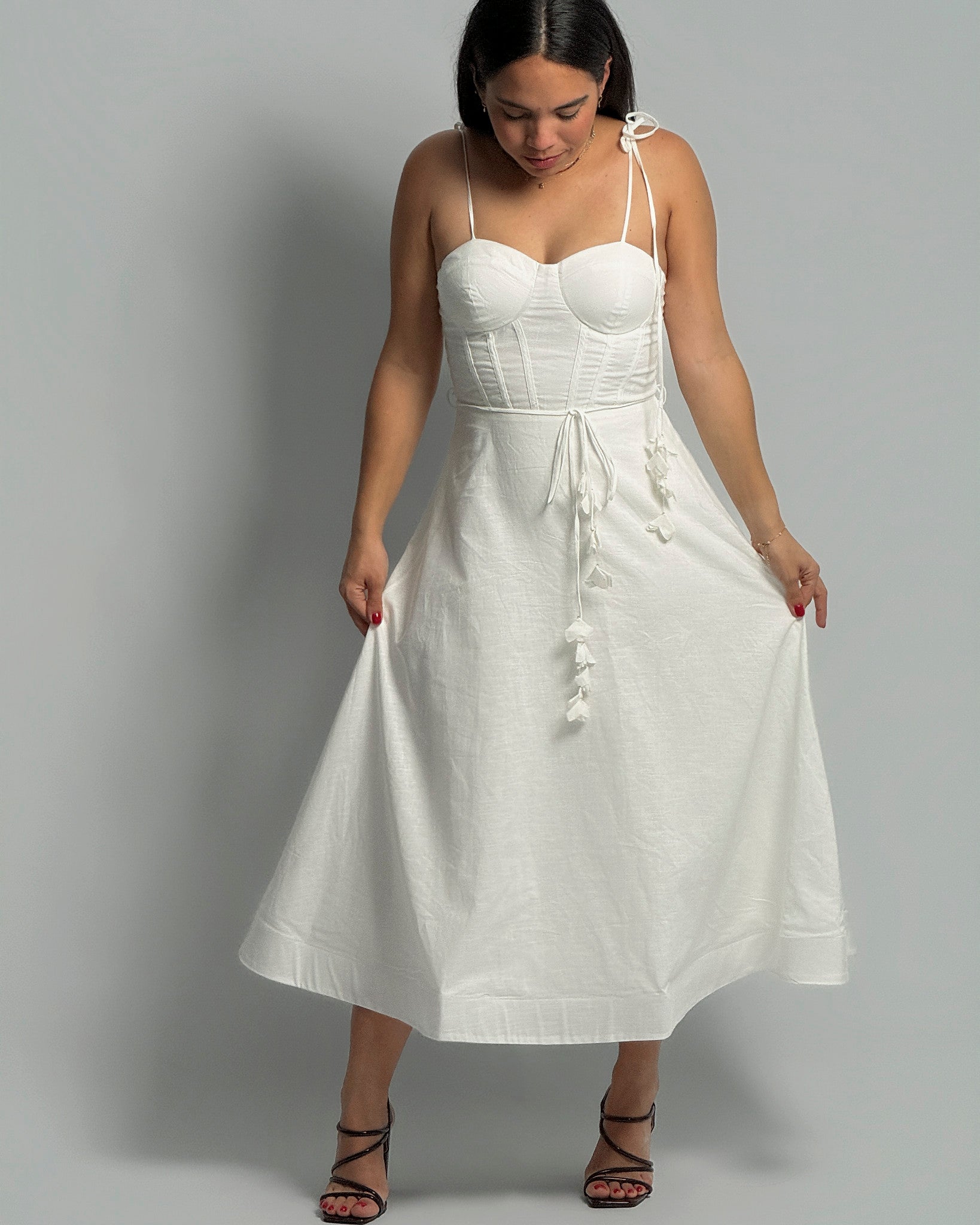 Linen Midi Dress With Corset Bodice – vía Estela Boutique
